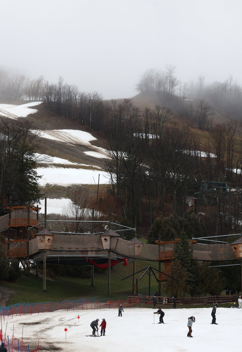 SteveRussell's tweet photo. All the precipitation is a little too warm for the Blue Mountain and other ski hills across the province.
Warm weather has all but the shortest runs closed, even the black diamond runs are the wrong kind of green. #SkiProblems #OntarioWeather https://t.co/oIR7ZKdTkC