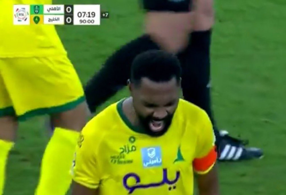 للأسف لم نراك بهذي الروح والغضب حينما كنت أهلاويا ووالله لولا الخونة لما حققت أكبر انجاز في حياتك وهو لبس تيشرت الأهلي ياصغير

#الأهلي