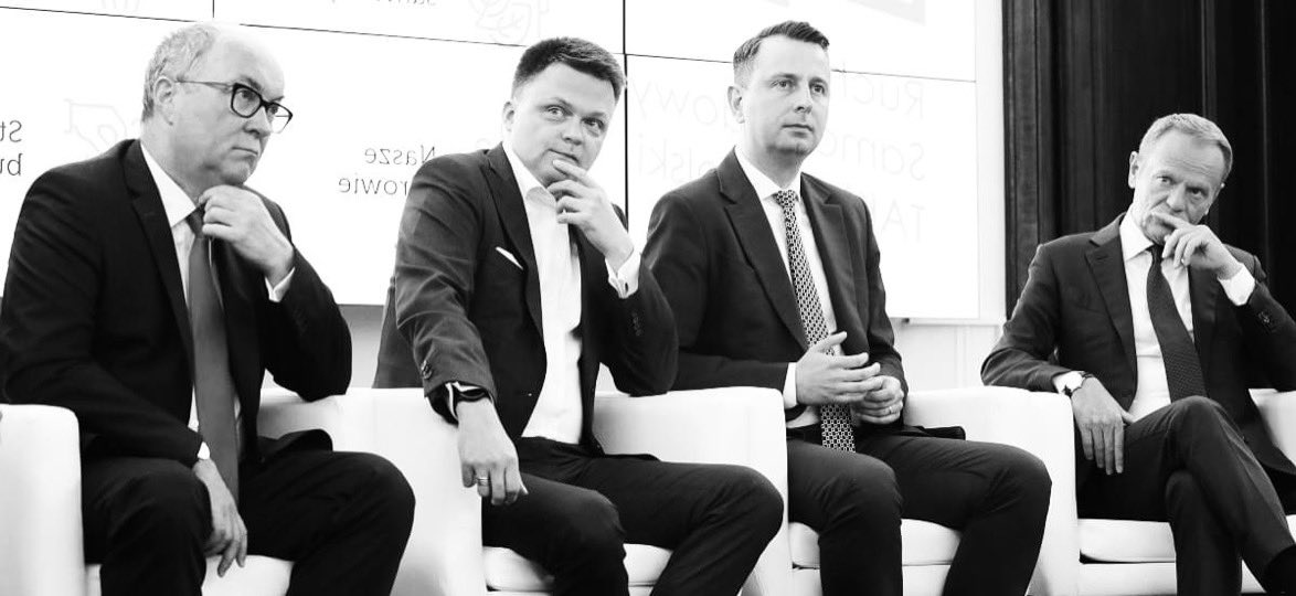KONFEDERACJA_'s tweet photo. LECZENIE DŻUMY CHOLERĄ

Okłamali was ws. dobrowolnego ZUS dla przedsiębiorców, oszukali ws. podniesienia kwoty wolnej do 60 tys., bo "dziura Morawieckiego" do której przyłożyli rękę głosując za PiS-owskim rozdawnictwem, a do tego zgodzili się na pakt migracyjny UE, czyli przymusową relokację imigrantów do Polski, albo wysokie kary.

Ale za to rozdali sobie posady, podnieśli opłatę paliwową, zwiększyli do 2 miliardów budżet Kancelarii Premiera, a deficyt budżetowy będzie jeszcze wyższy niż u premiera Morawieckiego 👌Tylko przekazać 3 miliardów na propagandę swojej TVP jeszcze się nie udało. Jeszcze...