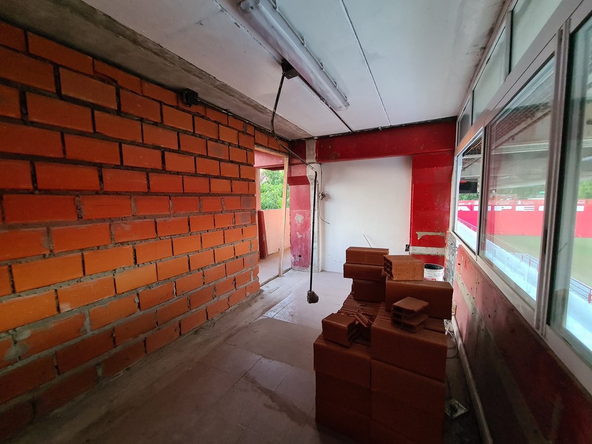 AAAJoficial's tweet photo. #AAAJ Además, comenzó la remodelación total de los palcos ubicados detrás de la Platea Media retirando paredes, instalaciones eléctricas y demás que permitirá hacer toda la estructura nueva. 

#ObrasEnTodosLosPredios 🚧 https://t.co/NHDPwZJrMi