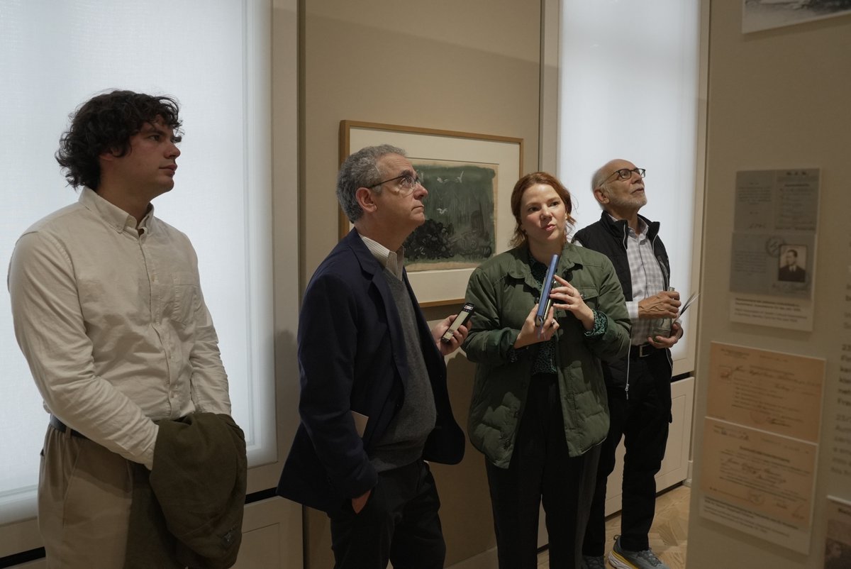 CharlieScheidt's tweet photo. I was delighted to visit the #SamsonSchames exhibit Fragments of #Exile @jmfrankfurt with @BillyWeitzer, my grandson Josh, and curator Annika Friedman. Schames was a #GermanJewish artist &amp; a dear family friend. #RefugeeStories #JewishHistory #Art @MirjamWenzel https://t.co/6bGvAlYMsD