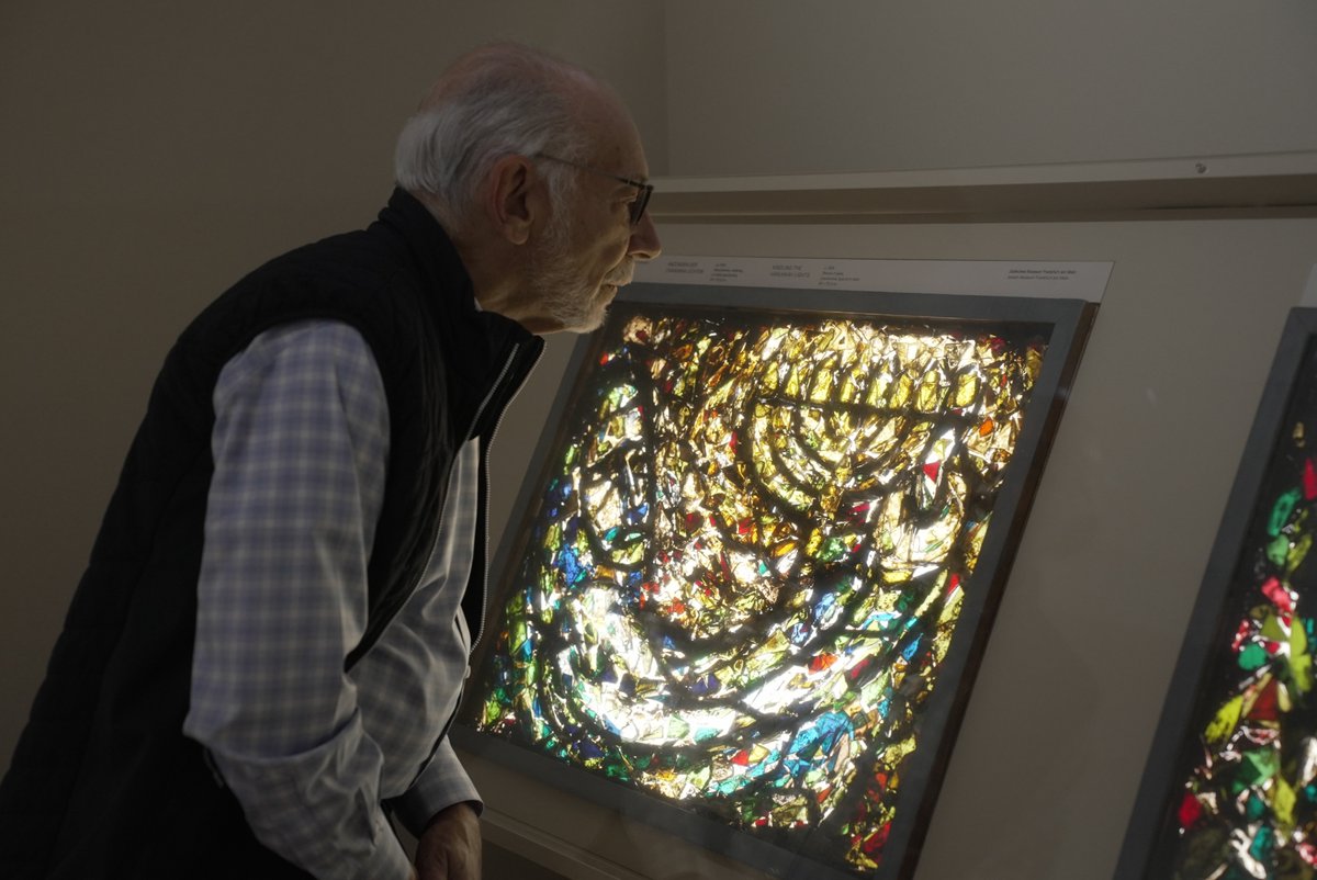 CharlieScheidt's tweet photo. I was delighted to visit the #SamsonSchames exhibit Fragments of #Exile @jmfrankfurt with @BillyWeitzer, my grandson Josh, and curator Annika Friedman. Schames was a #GermanJewish artist &amp; a dear family friend. #RefugeeStories #JewishHistory #Art @MirjamWenzel https://t.co/6bGvAlYMsD