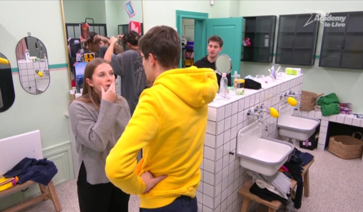StaarAc2023's tweet photo. Cours de #vocalises dans la salle de bain ? ..😅
#Héléna✨ & #Axel💻
#StarAcademyleLive #StarAcademy #staracademylive https://t.co/sDeNGhqxit