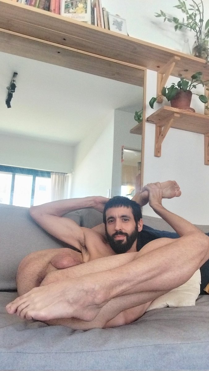 Bueno, yo les había advertido que puedo hacer esto. De hecho, con ambas piernas.
Feliz último viernes del año.