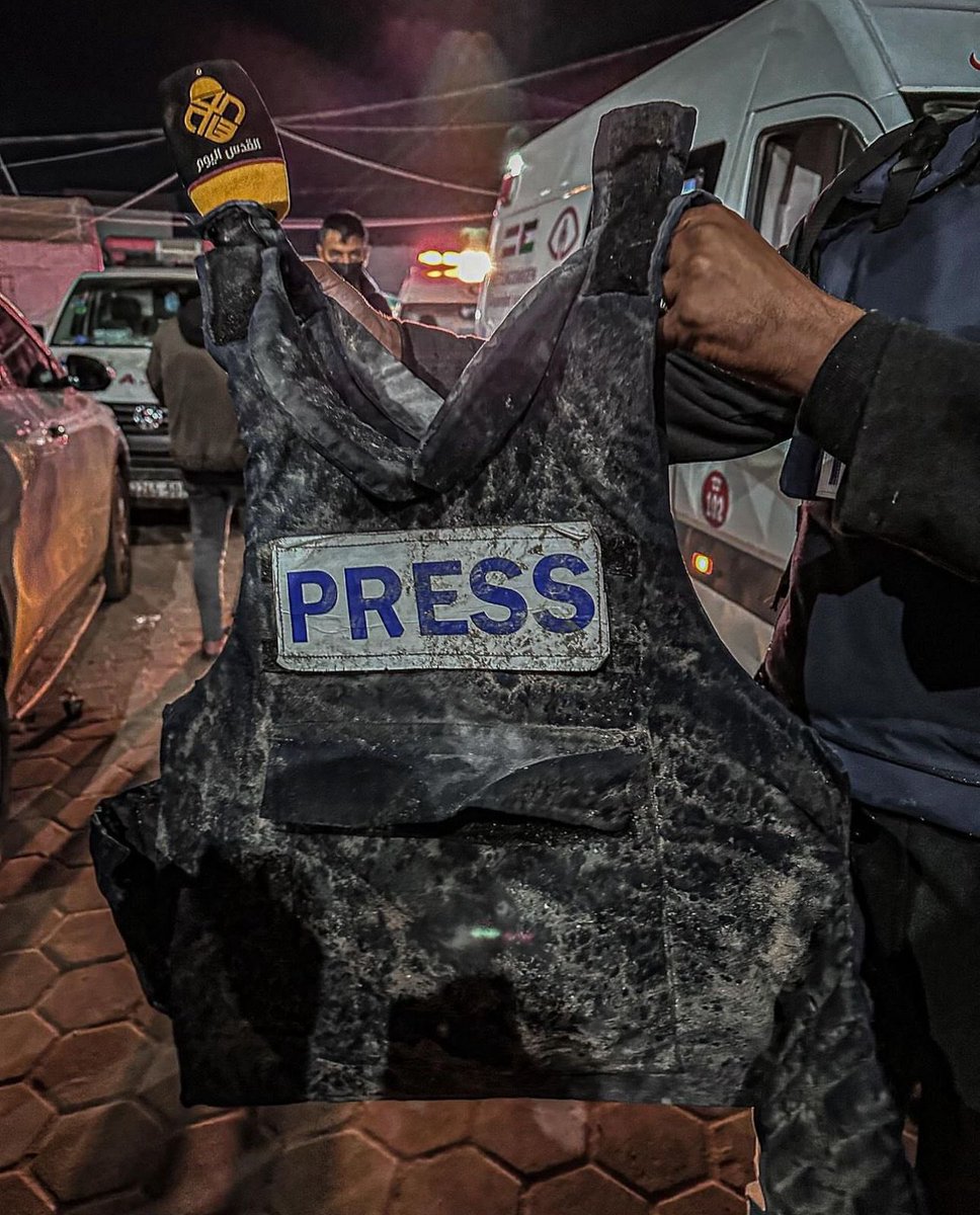 استشهاد الصحفي جبر أبو هدروس مراسل قناة القدس اليوم مع عدد من أفراد أسرته في قصف منزله في مخيم النصيرات. #غزة