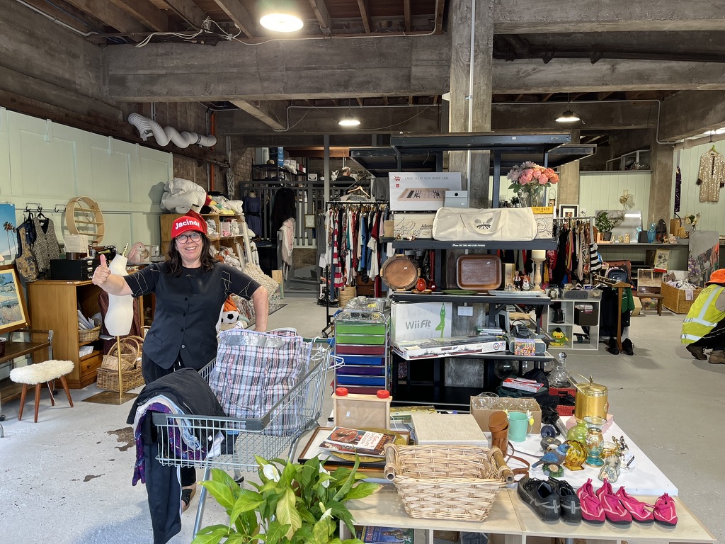 publicaddress's tweet photo. Plucky jobless journalist Ana Samways is managing the new Waiōrea Community Recycling Centre, 990 Great North Rd, Western Springs, for the summer! They'll take your stuff, including e-waste (a small charge may apply for that). Books, clothes, kitchenware etc. https://t.co/YKWdslN6Vh