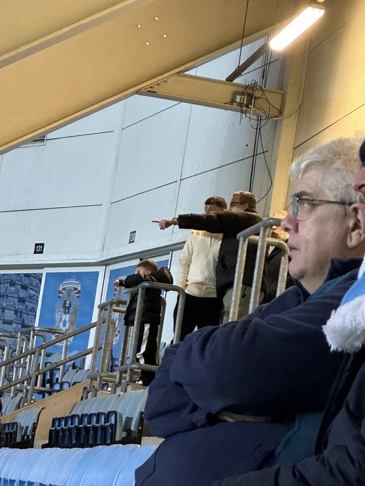 Gustavo Hamer spotted at tonight’s clash with Swansea City 👀 #PUSB #SkyBlueArmy