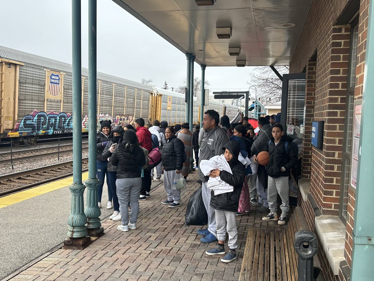 davismv's tweet photo. @ChicagosMayor You’ve got more coming today, coming from Winfield via UP Metra!!  Witnessed this myself while at the station this afternoon. https://t.co/Re74ZSvhZJ