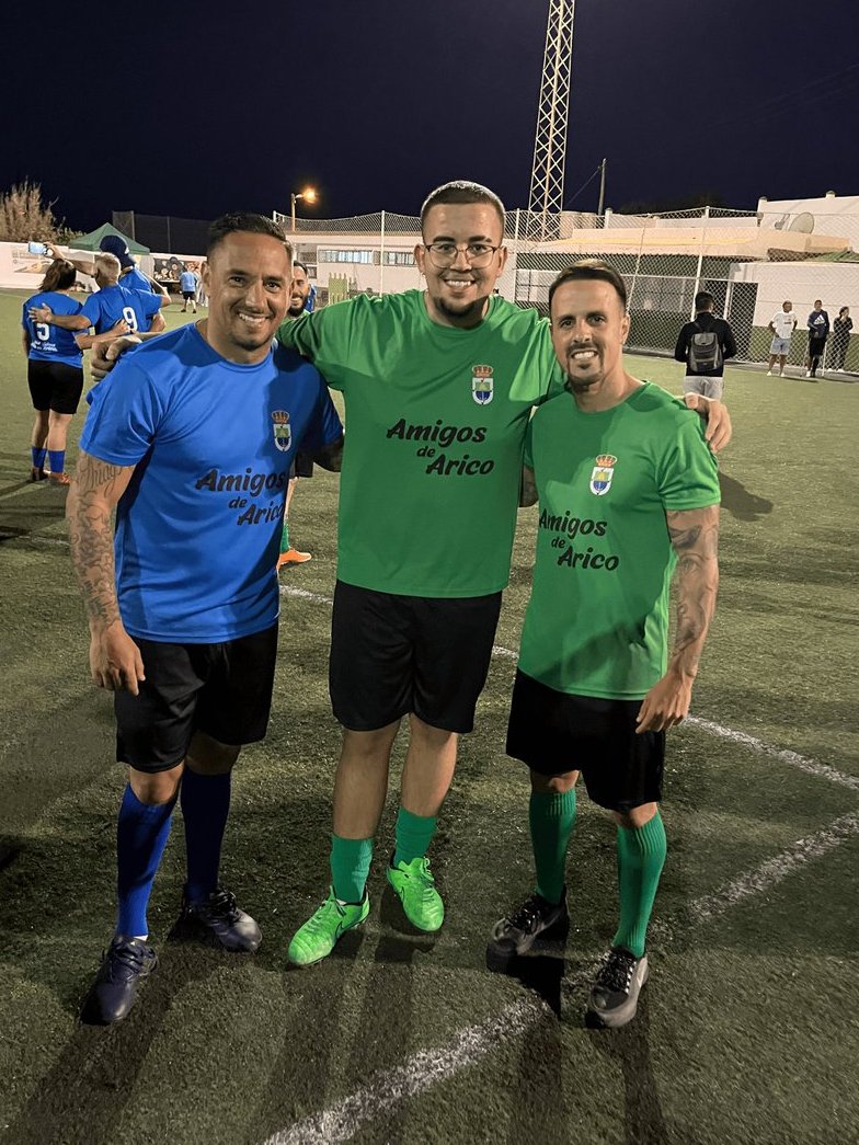 Hoy estuve en un partido benéfico en mi pueblo, Arico, y tuve el placer de poder compartir equipo y jugar contra tres futbolistas que han defendido los colores del club de mi vida como pocos lo han hecho.

Especial ilusión con Cristo, mi primer gran ídolo 💙