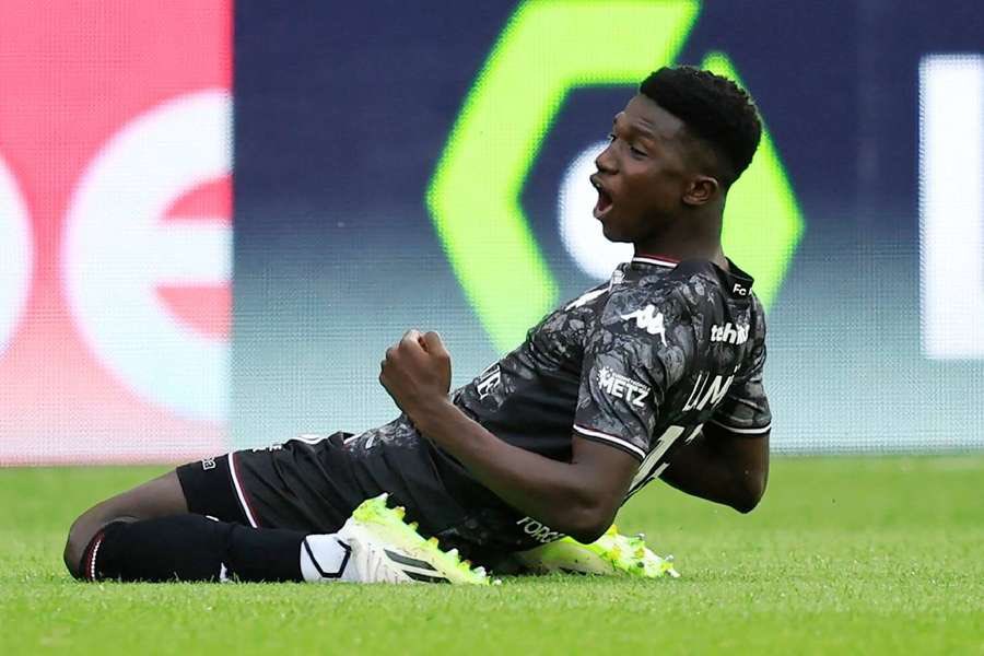BenBocsak's tweet photo. 🇸🇳 Lamine Camara is one player to watch. 

He’s just been selected in a star-studded Senegal squad for the upcoming AFCON tournament. 

Been brilliant in Ligue 1 so far this season. 

Out of U21 players in the league he has made the most key passes (22). 

He’s also won second most tackles (23).

And on top of that he scored a stunning goal from the half-way line against AS Monaco. 

Came through the same academy as Sadio Mané and now plays for Metz - very much following the same path as the former #LFC star. 

He was voted Young African Player of the Year at the CAF awards as well this year after winning the U20 AFCON and CHAN in 2023. 

Has the tools to be a great midfielder. Definitely, one to watch.