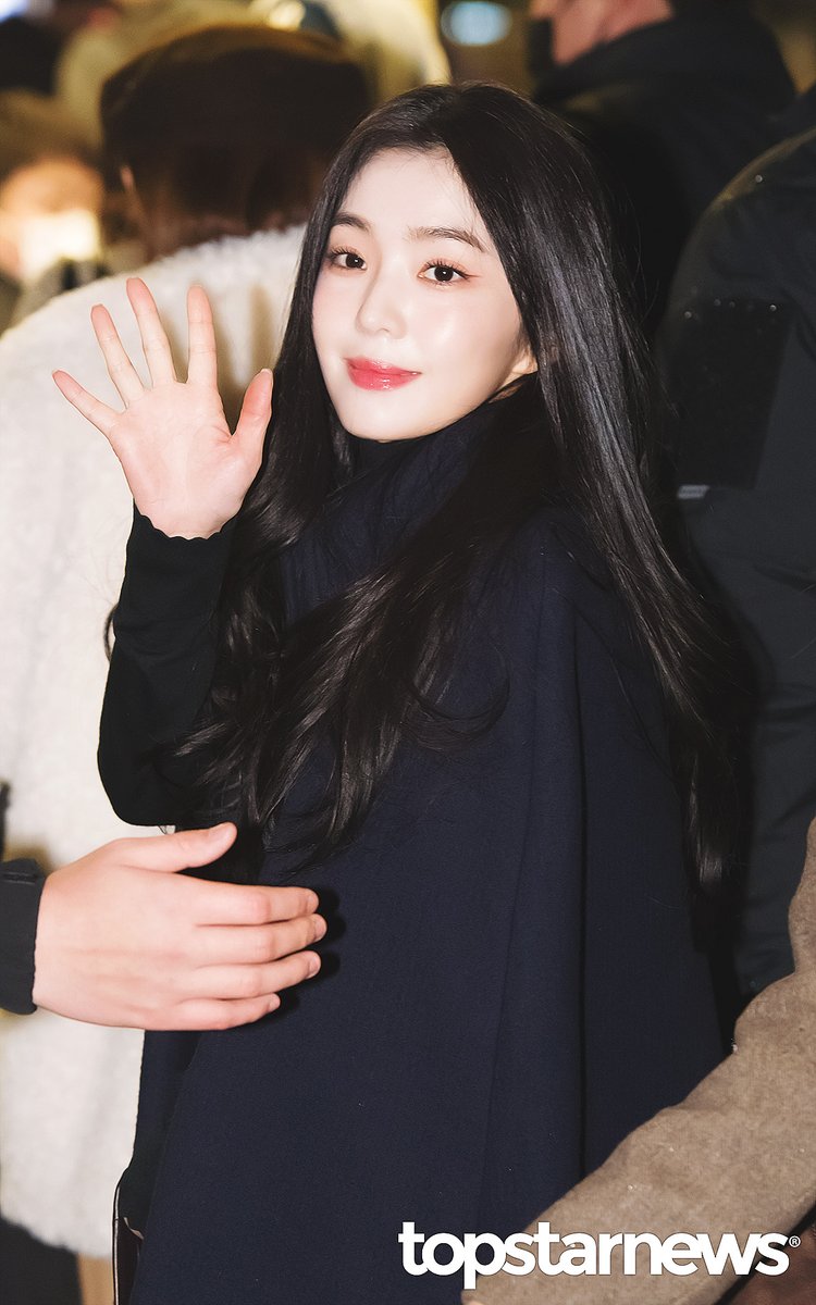 TSN_PHOTO's tweet photo. 레드벨벳(Red Velvet) 아이린, ‘영화 같은 손인사’ (인천공항 출국) [HD포토] #아이린 #IRENE #레드벨벳 #RedVelvet #인천공항 #출국 #입국 #프리뷰 https://t.co/zFYO5sWN32 <- Original Photo https://t.co/nL1NgMCPoC