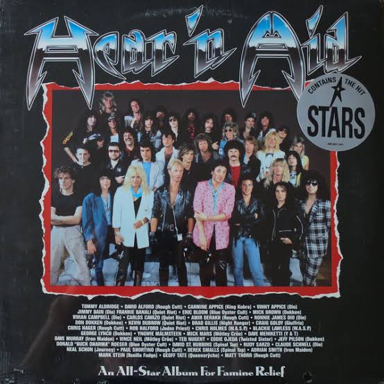 Há 38 anos, era lançado o álbum “Hear ‘N Aid”. Organizado por Ronnie James Dio, o disco beneficente traz músicas cedidas por várias bandas e “Stars”, gravada por nomes do metal como Rob Halford, Kevin DuBrow, Yngwie Malmsteen, Dave Murray, Adrian Smith, entre vários outros.