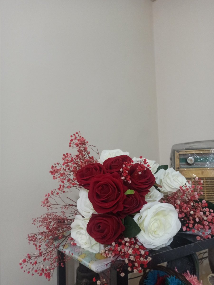 _tebessum___'s tweet photo. Eşim yemin töreni için buketi
 ilk çiçeği çiçek aldı 🥰 https://t.co/COPh6gNioA