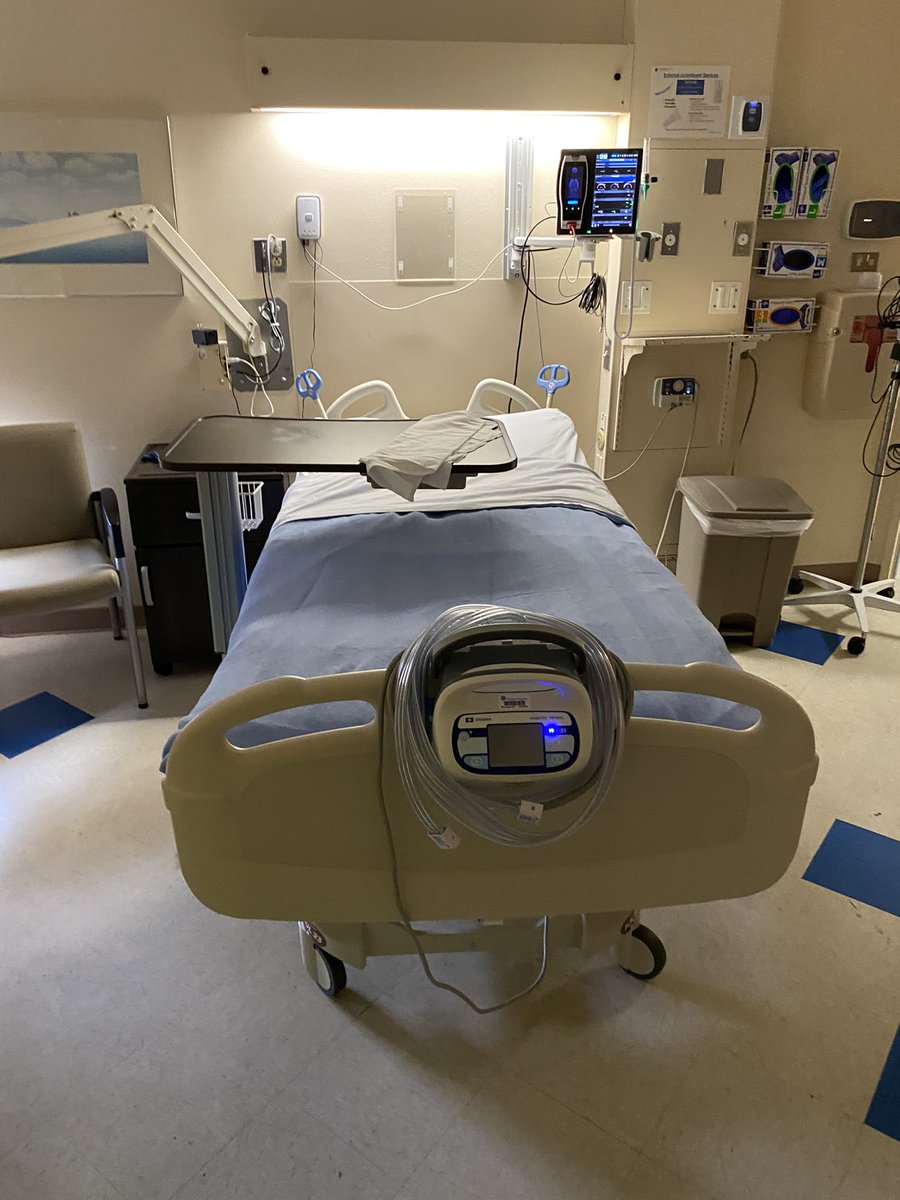 Julio76208963's tweet photo. Sure! The lady who was here last had an incredibly loud and rhythmic snore that could have woken up the whole hospital. It was like a symphony of snores that was hard to ignore. https://t.co/l9vruSG8qw