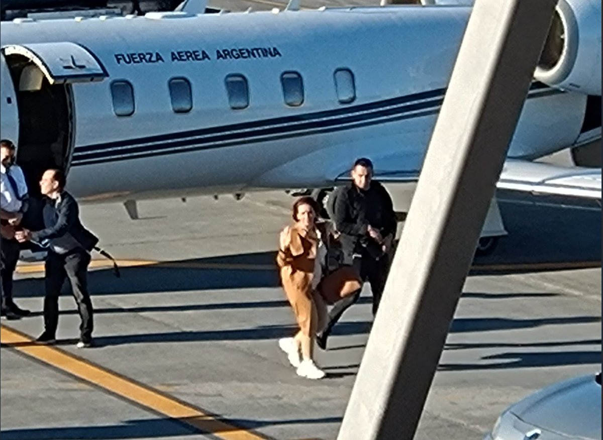 TraductorTeAma's tweet photo. Milei: avión de línea, pagado con su tarjeta de crédito. /// Cristina Kirchner: avión de la Fuerza Aérea, pagado con el IVA de los pobres.

Que hermoso y distinto es migobierno. https://t.co/nUyTqjlRmW