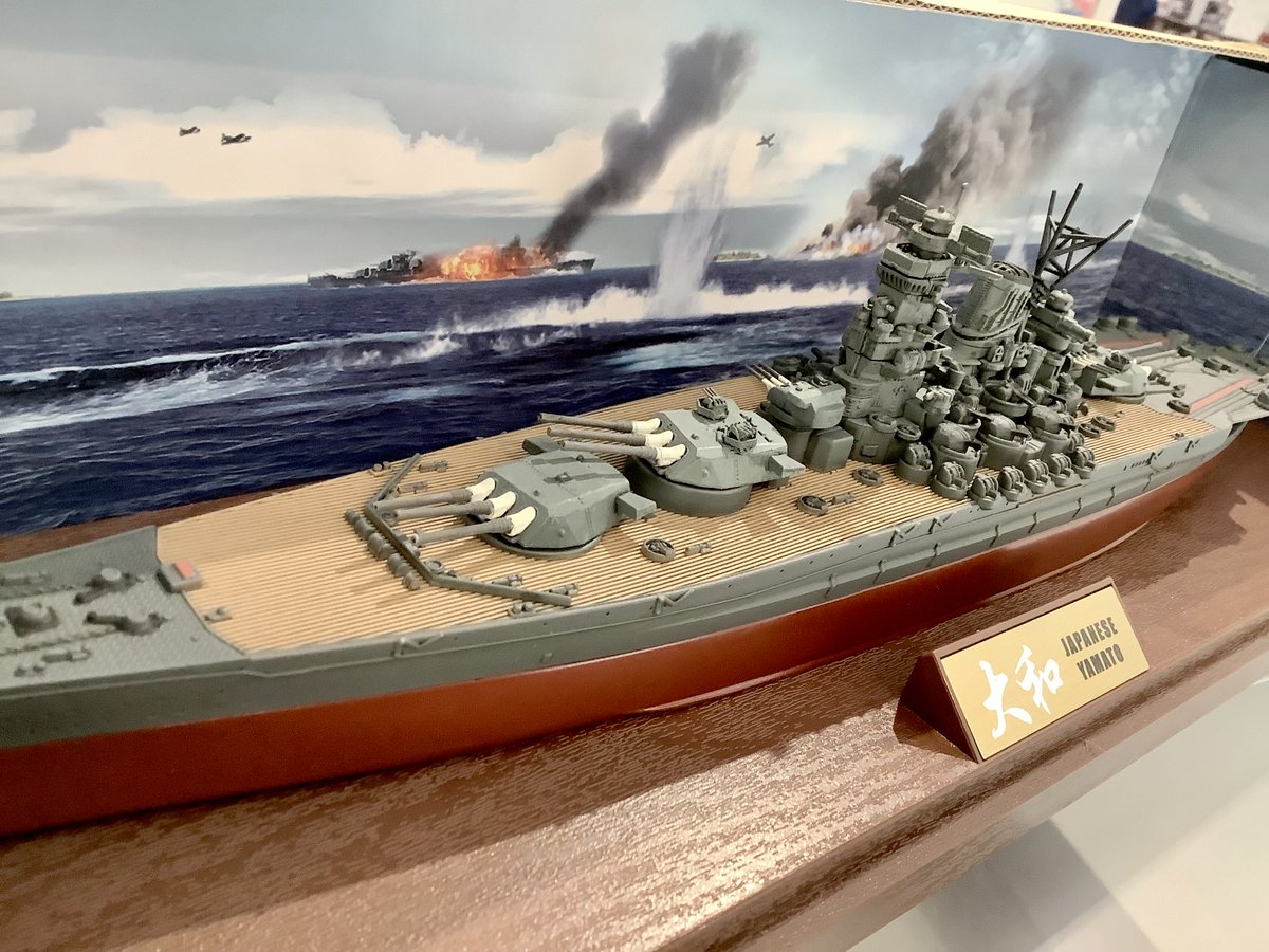 yoshioka_1963's tweet photo. 【 商品紹介 】
1/700スケール「戦艦大和」艦底まで再現したフルハル仕様・完成品。
可動する砲身、ダイキャスト製艦底、台座に浮かしてディスプレイするための支柱も付属。この完成度で15000円を切るお値打ちアイテムです。
#WALTERSONS
#モデルショップヨシオカ
#宝物を飾ろう https://t.co/i60aEnV4LA