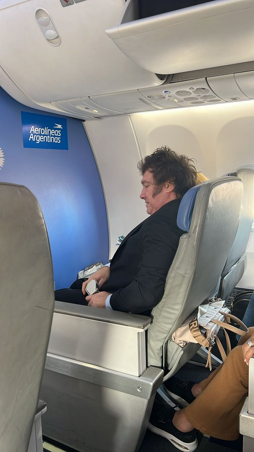 SrLiberal's tweet image. Javier Milei se va a Mar de Plata unos días y se lo paga de su bolsillo, viajando en un vuelo comercial, mientras @sanchezcastejon se pone morado a jamón de bellota, ostras y caviar en el falcón a costa de todos los españoles.

Tomen ejemplo de @JMilei