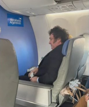 MateoSfeir's tweet photo. Javier Milei rumbo a Mar de Plata para ver el show de Fátima Florez. Va en avión comercial pagándose el pasaje y el hotel con su tarjeta. Gran cambio de época! Que bien pusimos el voto. 🇦🇷 https://t.co/Y4S4WK0MIY