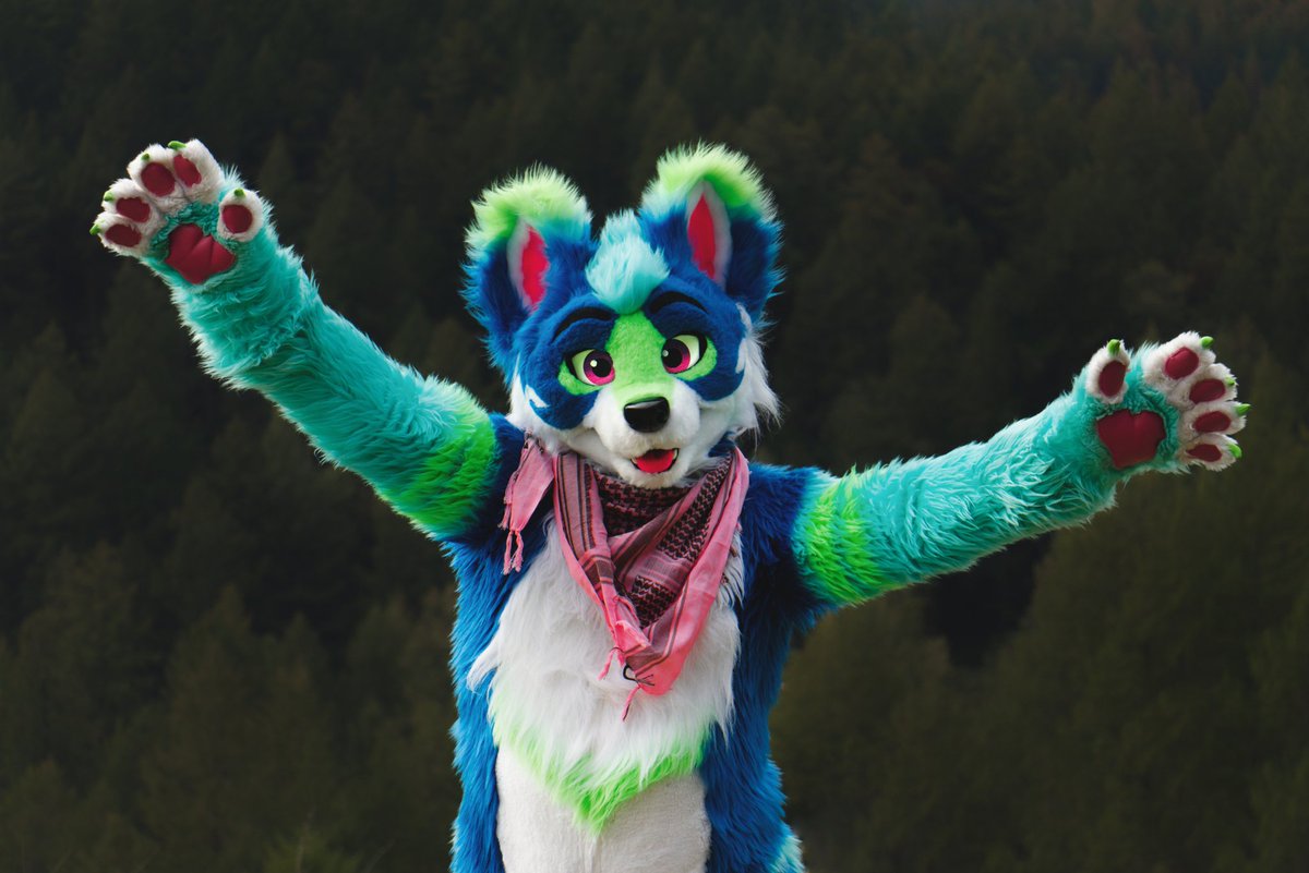 The last #FursuitFriday of the year!!

Super grateful for the good times and fun adventures this year 😋

📸 <a href="/ThalCreates/">Thal</a>