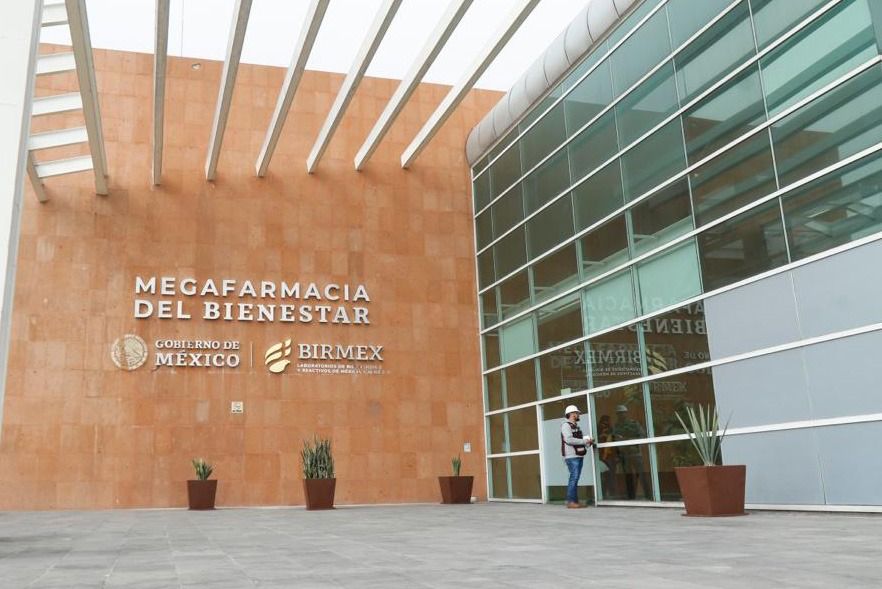 Paulguerra16's tweet photo. Eso chingaoo!
¿Estás de acuerdo con la inauguración de la Megafarmacia del Bienestar?🤔

A- sí, estoy de acuerdo, con ella se asegura el suministro, transporte, y la distribución de medicamentos gratuitos a todo México y con ello llegue al pueblo de menera rápida y segura.

B- No https://t.co/mPZzwKyY5R