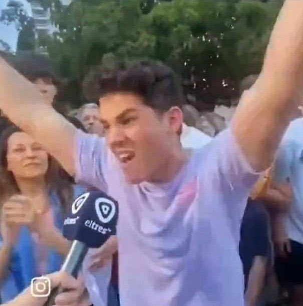 4F_Mamba's tweet photo. El loco este que pedía a los argentinos votar por Milei no podrá continuar estudiando medicina de forma gratuita en la Universidad de Buenos Aires, debido a las nuevas políticas para estudiantes extranjeros. 

VIVA LA LIBERTAD CARAJO https://t.co/ln5ht5jfGN