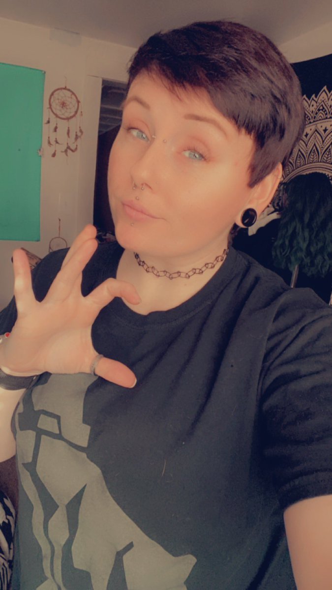 DOCMCPUFFINS420's tweet photo. New Hair!!โจ Just a slight change up, nothing too drastic.๐ค Helly feeling this Burgundy!!๐๐ค๐ป
#selfcare #loveyourself #hairdye #haircolor #boxdye #brunettesdoitbetter #whoopwhoop https://t.co/rQJMFpWQKm
