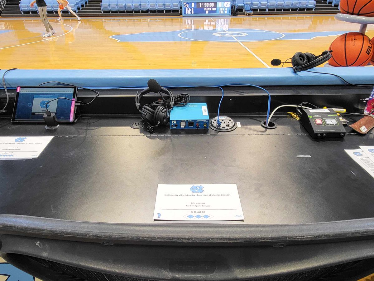 RL_Bynum's tweet photo. Here is the chair at courtside in memory of Eric Montross. Jones Angell will call the game alone in tribute to his friend and longtime colleague. #UNC https://t.co/9VofudHKMx