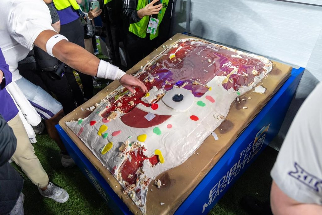 PopTartsBowl's tweet photo. *Record scratch*

*Freeze frame*

“Yup that’s me. You’re probably wondering how I ended up in this situation” https://t.co/EBEugCxhko