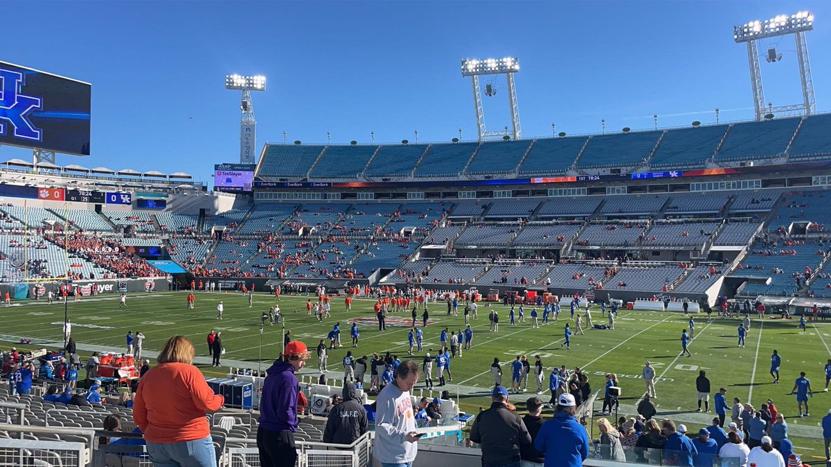A fun day for some football!! 🤍🏈😼💙✨

📍Jacksonville, FL