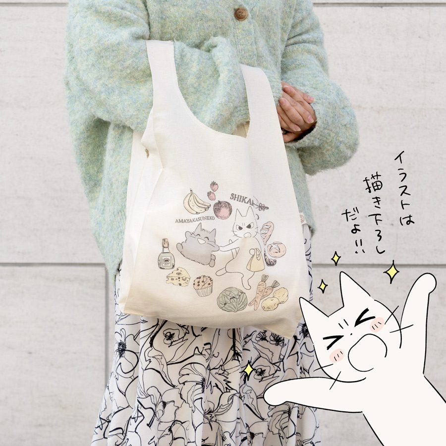 \POP UP SHOPの商品紹介/  『マルシェバッグ』 お買い物中のボクらのイラストは、描き下ろし🍎🥕🥔 厚すぎないので、畳んでメインバッグの中に入れておいても⭕️  #しかるねこPOPUPSHOP