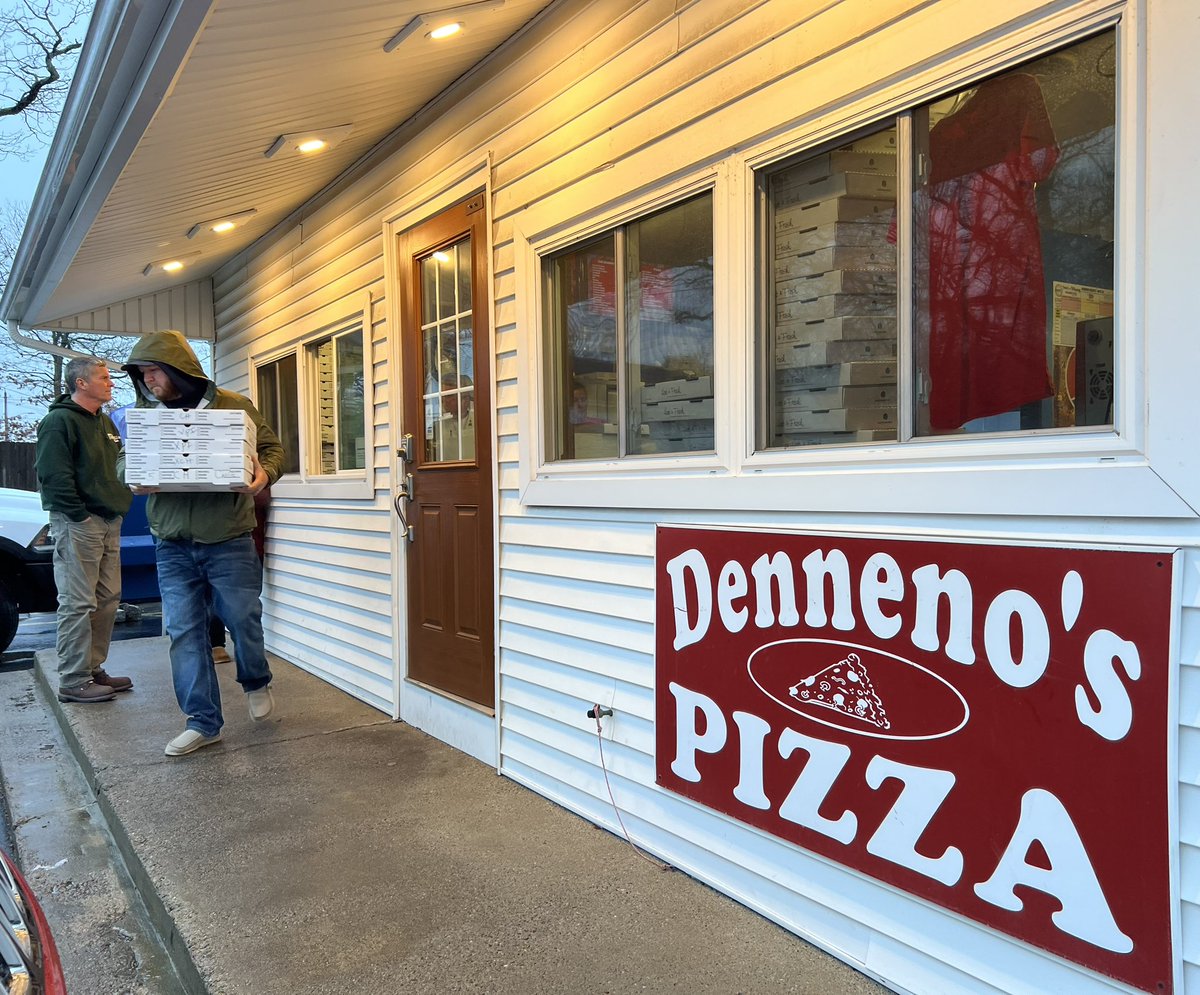 After serving up pies for 68 years, the Dennenos are hanging up their aprons. Denneno’s Pizza in #Stoughton will serve its last pie tomorrow night. As one guy picked up his 4 pizzas, I offered him $100 for just one of them. He said, “No way. Denneno’s is priceless.” <a href="/wbznewsradio/">WBZ NewsRadio</a>