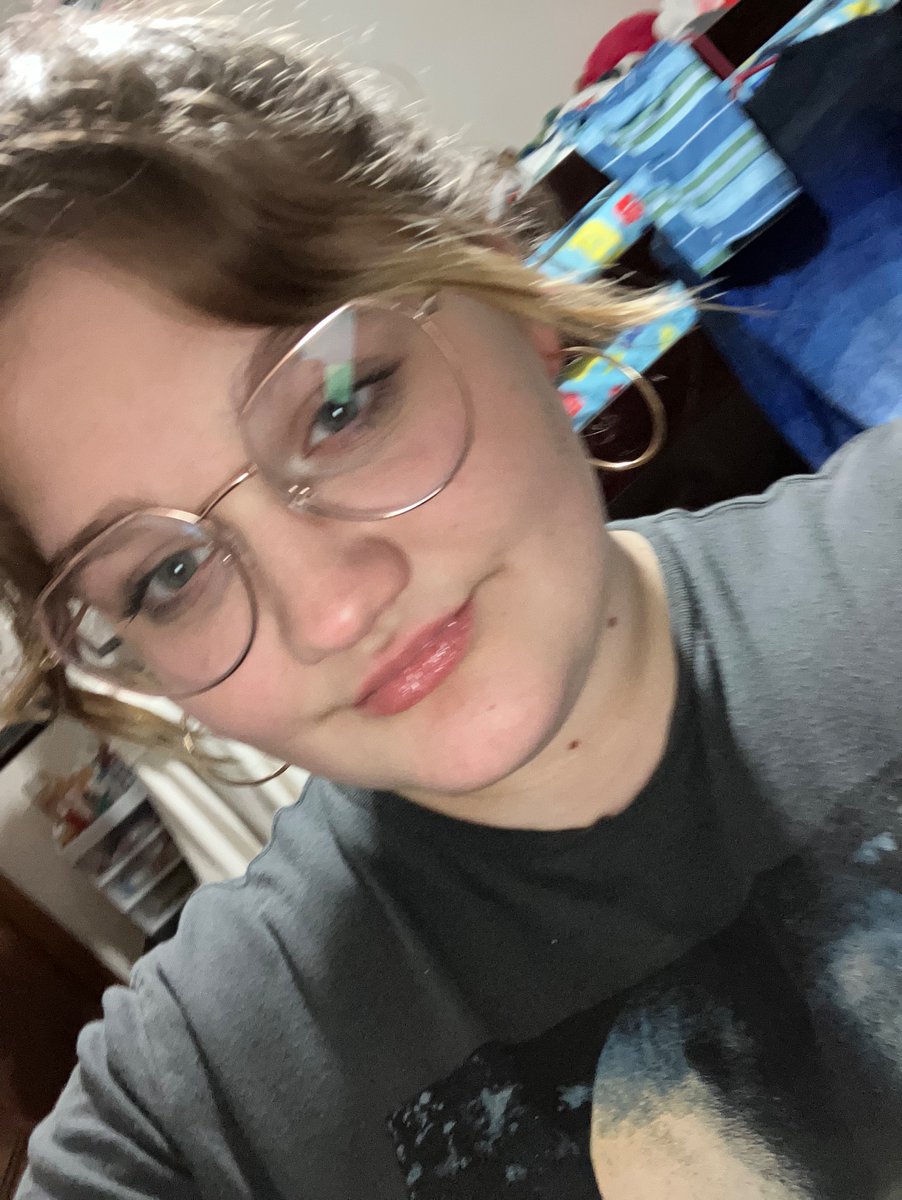 Been a lil nervous because I realized how pretty all my moots are and I am like “omg I could never” but here’s me! I have shown what I look like to my bestie @Kurmoiloves, but this is for u guys!