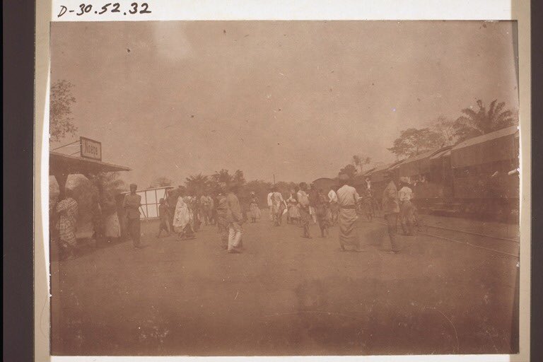 Photo prise entre 1901 et 1917 d’une gare ferroviaire à Noépe sur la ligne Lomé - Kpalimé.
#Togo 🇹🇬

Courtesy of Basel Mission Archives