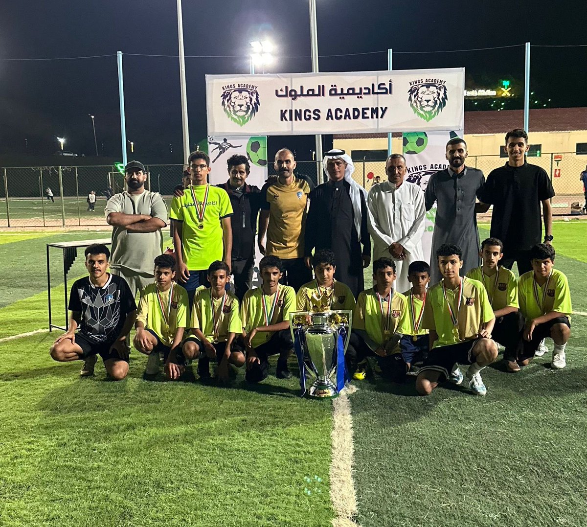 A9_91M's tweet photo. تشرّفت هذا المساء بحضور نهائي بطولة أكاديمية الملوك التي يشرف عليها الأستاذ القائد التربوي المبدع / علي حمدان والأستاذ الأروع / سحاب والأستاذ المخلص والأميز / رياض محمد https://t.co/luSN34fCHZ