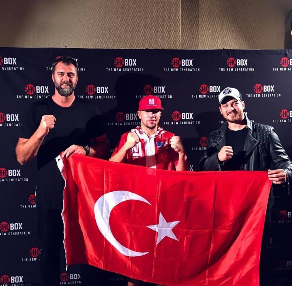 gabriel30044076's tweet photo. What sad news! The boxer of Turkish origin, #CemKılıç, who #cagatayulusoy was with in several matches in Los Angeles, died today, December 29, 2023, at the age of 29. One of those matches in which Çağatay also participated, was on September 28, 2018. #RIP #cemkilic https://t.co/N5bUJH6qMc
