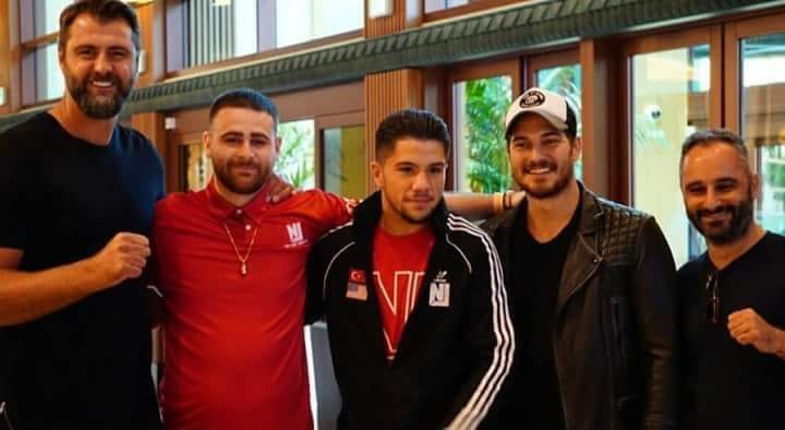 gabriel30044076's tweet photo. What sad news! The boxer of Turkish origin, #CemKılıç, who #cagatayulusoy was with in several matches in Los Angeles, died today, December 29, 2023, at the age of 29. One of those matches in which Çağatay also participated, was on September 28, 2018. #RIP #cemkilic https://t.co/N5bUJH6qMc