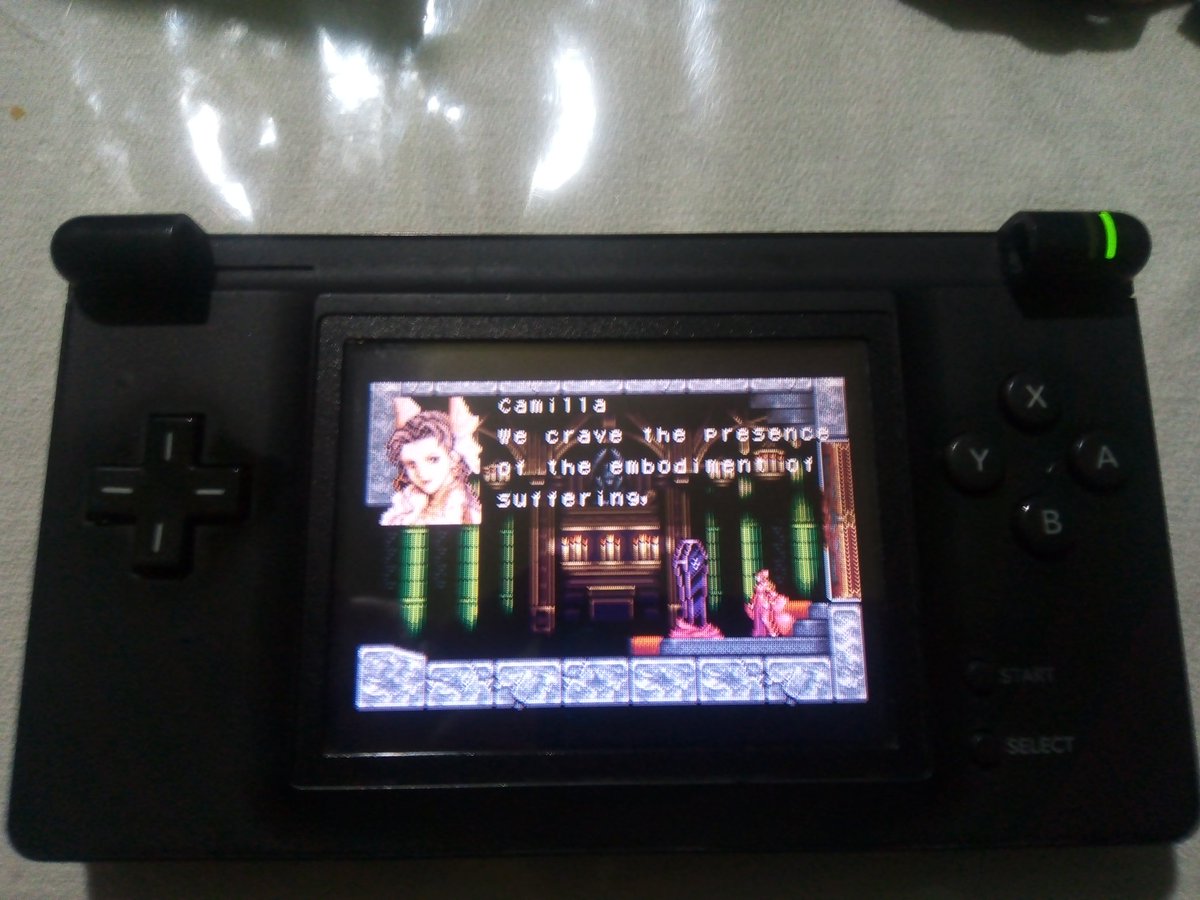 Me regalaron un Nintendo DS Lite casi dañado... 
Sigan viendo...
Pero lo convertí en una Gamer Boy Macro...