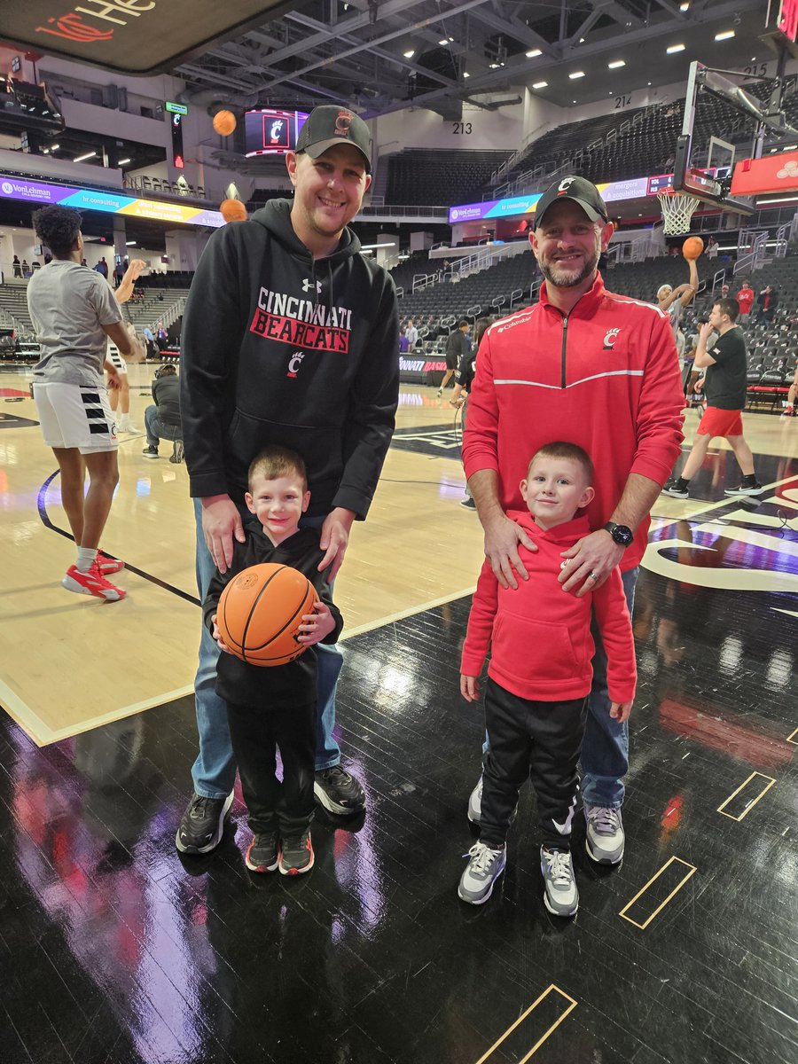 ScottShelt27542's tweet photo. #BEARCATS https://t.co/xeRoGpfsrE