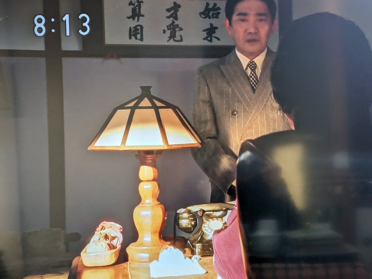 twicetoldrecord's tweet photo. 録画していたブギウギ、今週分見てたら、吉田璋也デザインの電気スタンドが出てきた。
今でも作られていて鳥取民芸にある。ずっと前からいつか欲しいなと思いながら行動できていない 。 https://t.co/pilCl3Jn5r
