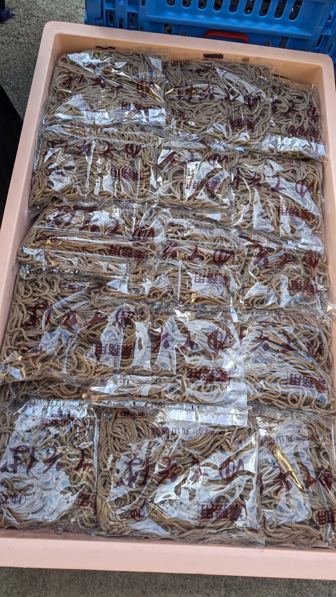 maruyamaseimen's tweet photo. 【助けてください！！！！！！】

そばとうどんがメチャクチャ残ってます！！！！

これらは冷凍できないので数日後には廃棄しないといけません…

本社前の直売所にて商品をお買い上げの方には、この蕎麦とうどんをいくらでも差し上げます！

本当にいくらでも差し上げます！！

助けてください！！！ https://t.co/XvDDZgOPcn