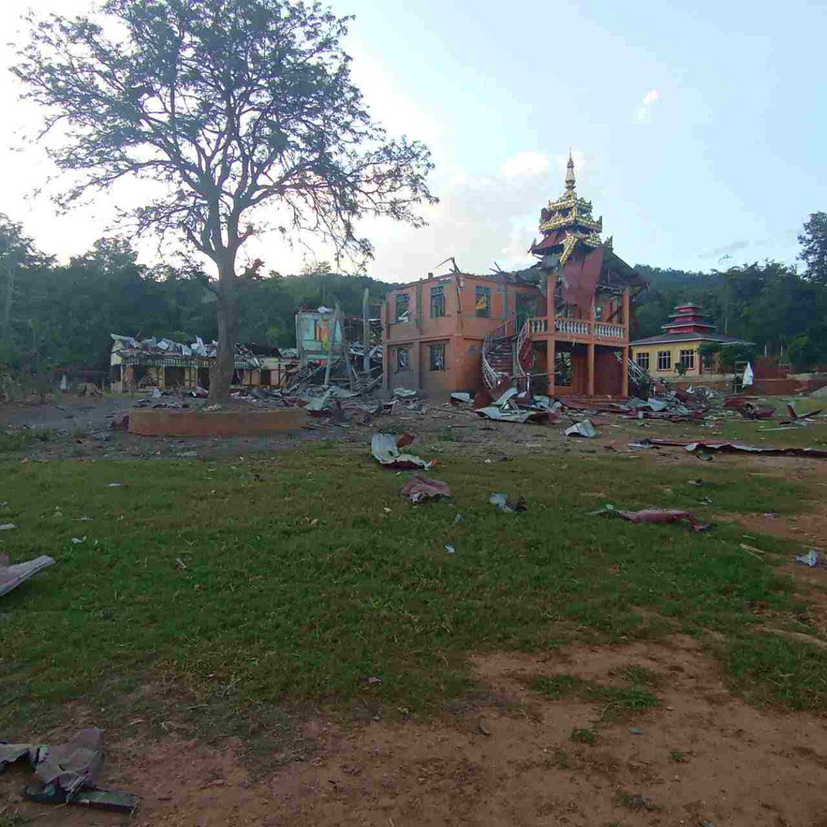 Khithitofficial's tweet photo. နမ္မတူမြို့နယ်အတွင်း စစ်ကောင်စီတပ်က လေကြောင်းကနေ ဗုံးကြဲလို့ ကျောင်း ဆရာမ ၁ ဦး သေဆုံး ၊ သီပေါ၊ လားရှိုး၊ မူဆယ်နှင့်ကျောက်မဲမြို့ရှိ ပြည်သူတွေကိုလည်း စစ်တပ်က လက်နက်ကြီးနဲ့ပစ်ခတ်
Read more->https://t.co/SLwt0LPyxg https://t.co/cXzmveivbc