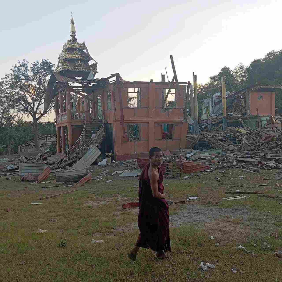Khithitofficial's tweet photo. နမ္မတူမြို့နယ်အတွင်း စစ်ကောင်စီတပ်က လေကြောင်းကနေ ဗုံးကြဲလို့ ကျောင်း ဆရာမ ၁ ဦး သေဆုံး ၊ သီပေါ၊ လားရှိုး၊ မူဆယ်နှင့်ကျောက်မဲမြို့ရှိ ပြည်သူတွေကိုလည်း စစ်တပ်က လက်နက်ကြီးနဲ့ပစ်ခတ်
Read more->https://t.co/SLwt0LPyxg https://t.co/cXzmveivbc