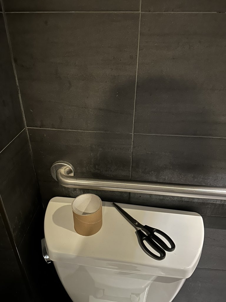 justhargon's tweet photo. why tf this Korean spot got a scissor on the toilet https://t.co/lWEpDg9dJD