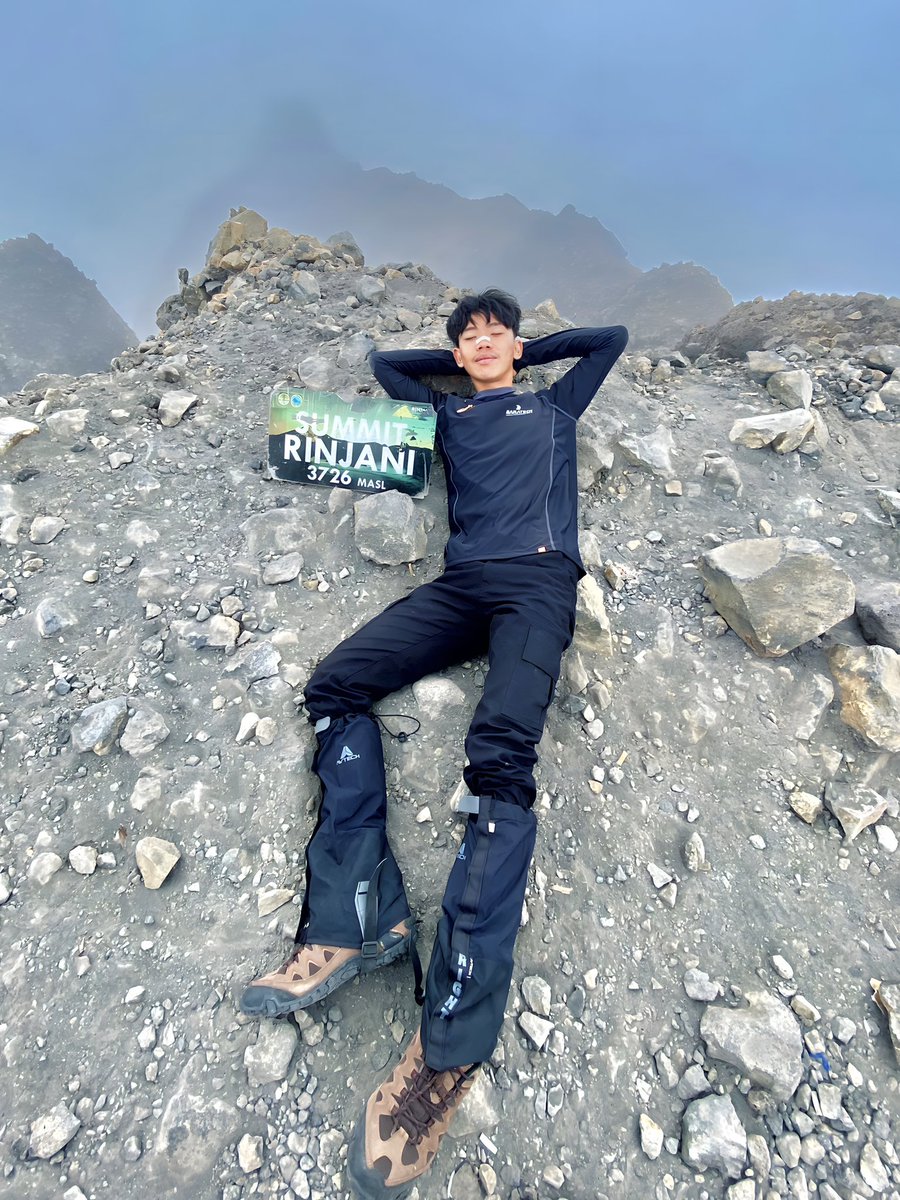 boywithbugsss's tweet photo. tiba tiba rinjani https://t.co/HnFWwEk0LE