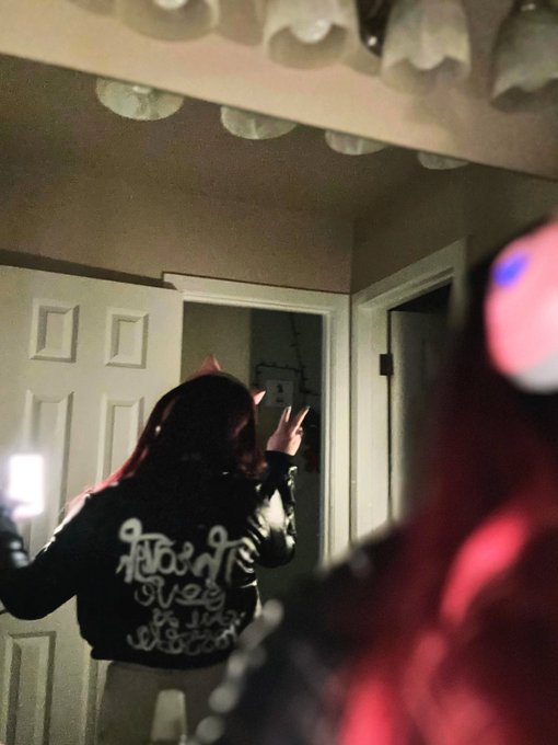 When you embody one of your favorite book characters https://t.co/AtoPJ9ZZgT<a href="/tag/diy"class="tags"><span>#diy</span></a><a href="/tag/painting"class="tags"><span>#painting</span></a><a href="/tag/creator"class="tags"><span>#creator</span></a>