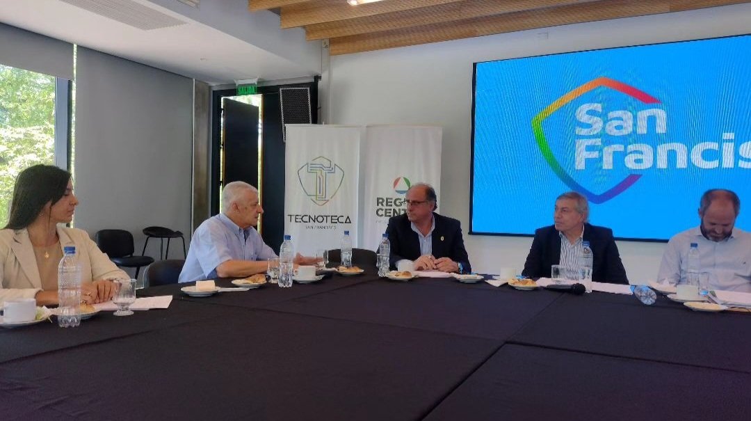 Comparto una síntesis del primer encuentro de la Mesa Ejecutiva de la Región Centro 
👇
noticias.entrerios.gov.ar/notas/primer-e…