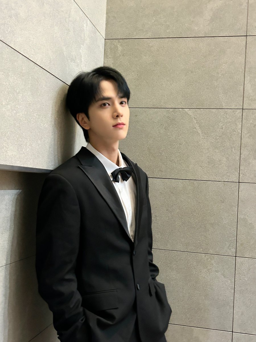 IST_THEBOYZ's tweet photo. [📸] 더보이즈 영훈 2023 MBC 방송연예대상 완료🖤 더비들의 토요일을 책임지는 음빵중심 주인장 영훈❣️ 빛나는 얼굴로 방송연예대상까지 찢고 온 MC 빵훈 빵담빵담🫳

#THEBOYZ #더보이즈 https://t.co/pR2ZwNrzlL