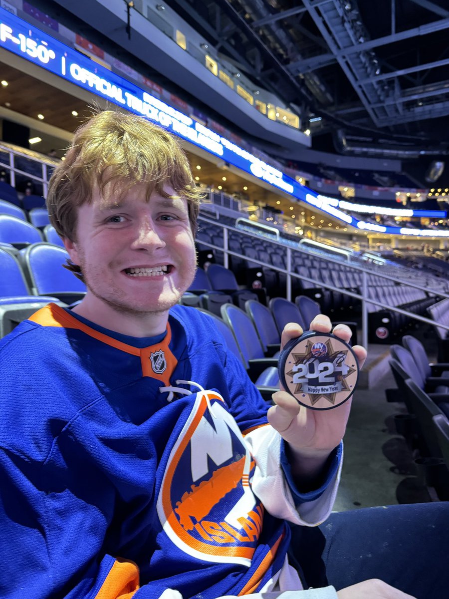 kerrieferrara's tweet photo. Let's Go Islanders!! Love the mystery pucks!!!! 💙🧡💙
#NYI #LGI #Isles 
@NYIslanders https://t.co/tfwh1lVgFR
