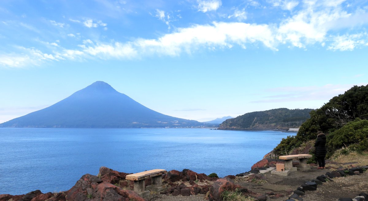 Tokyonobo's tweet photo. The first photos of Mt. Kaimondake. Ibusuki Onsen has a sandy beach with a length of about 1 km that is heated by hot springs and is famous for its sand baths (see last photo). I also experienced this on the beach at my hotel. 
#指宿温泉 #開聞岳 #sandbath https://t.co/l1YvKgJHPr