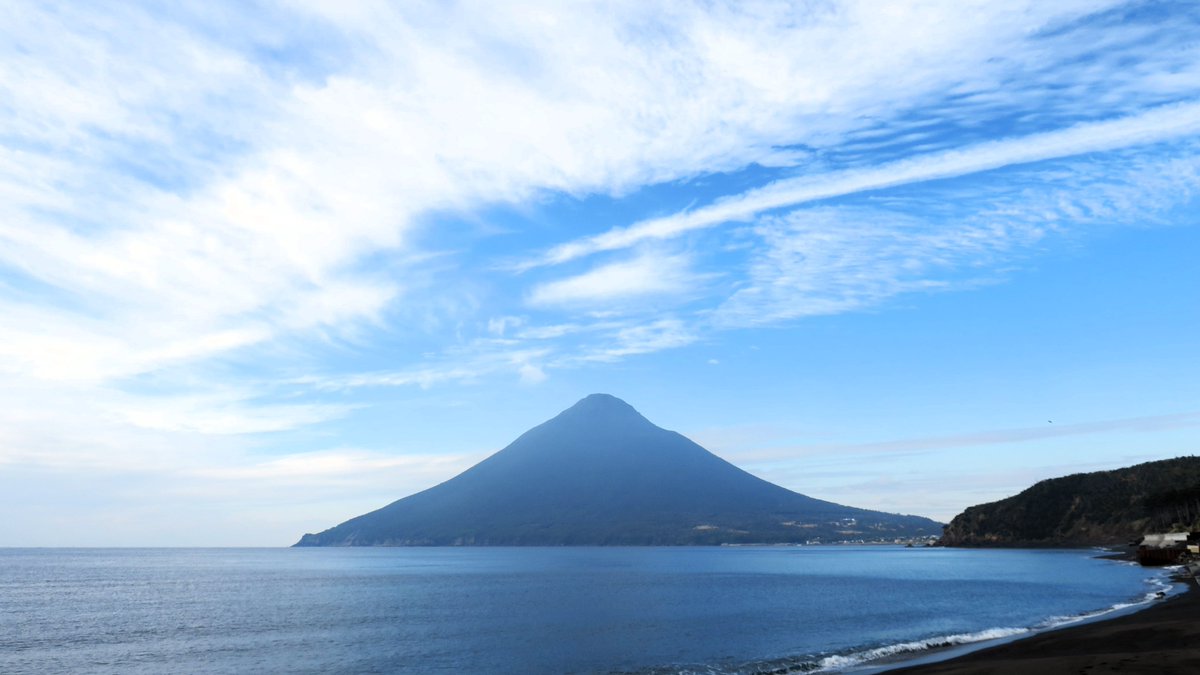 Tokyonobo's tweet photo. The first photos of Mt. Kaimondake. Ibusuki Onsen has a sandy beach with a length of about 1 km that is heated by hot springs and is famous for its sand baths (see last photo). I also experienced this on the beach at my hotel. 
#指宿温泉 #開聞岳 #sandbath https://t.co/l1YvKgJHPr